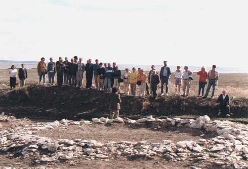 Vizita participantilor la Colocviul de Arheologie Funerara (1995) in necropola Orgamei